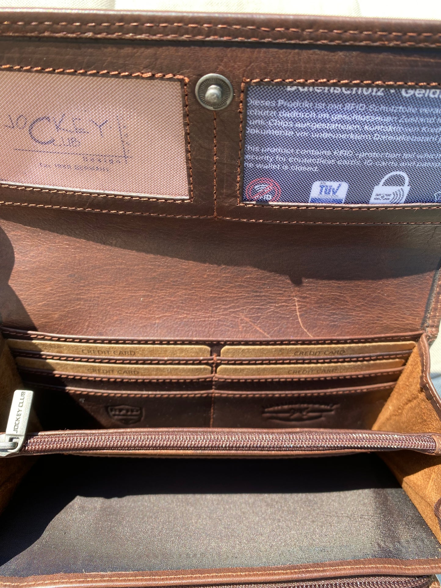Moteriška Natūralios Odos Piniginė su RFID apsauga – Tamsiai Ruda | Jockey Club | Lapino Dovanos