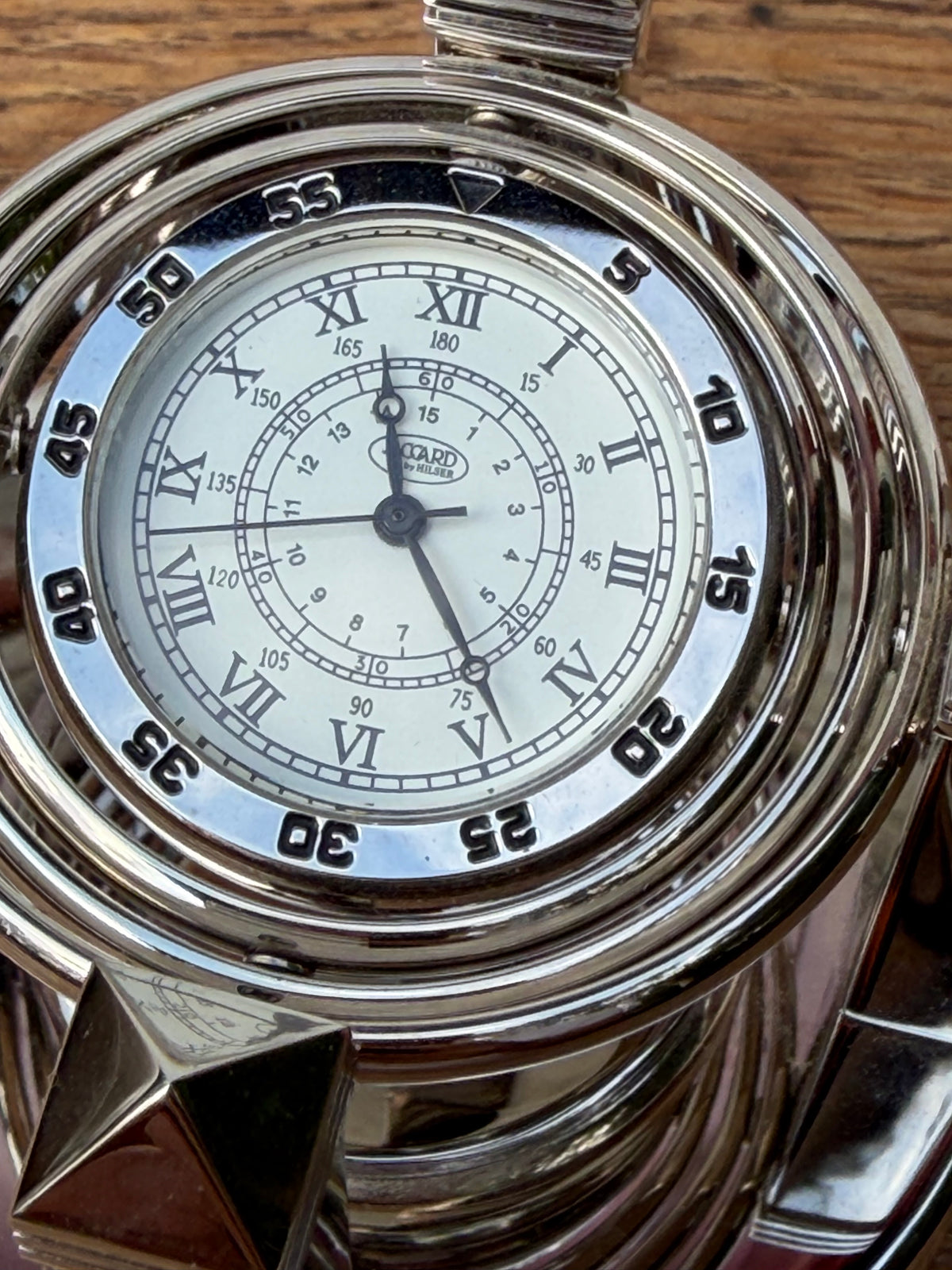 Jaccard by Hilser sidabro tonu stalo laikrodis „Santos" dizainas