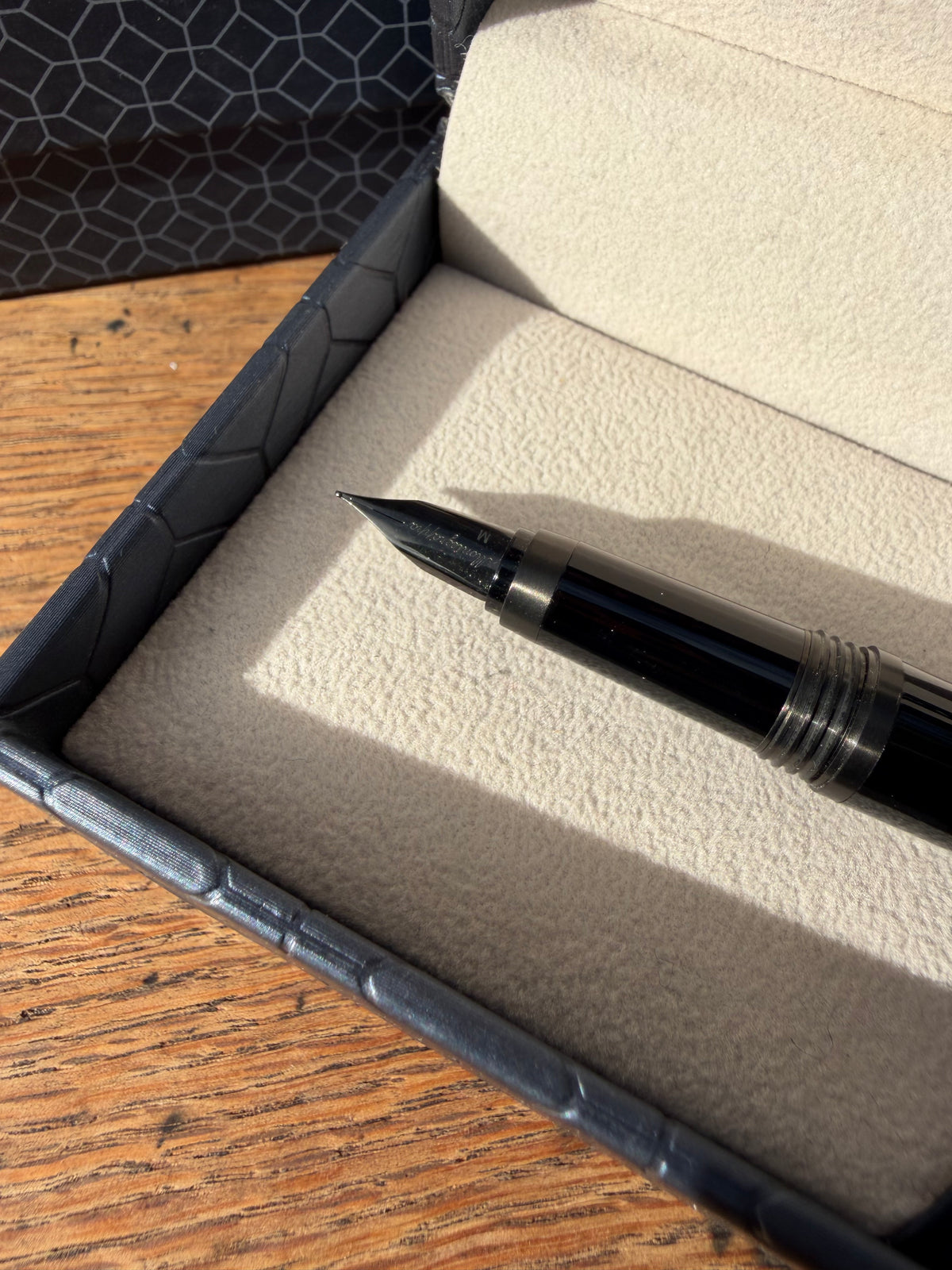 Montegrappa juodas plunksnakotis, patamsinto metalo (gunmetal) akcentai