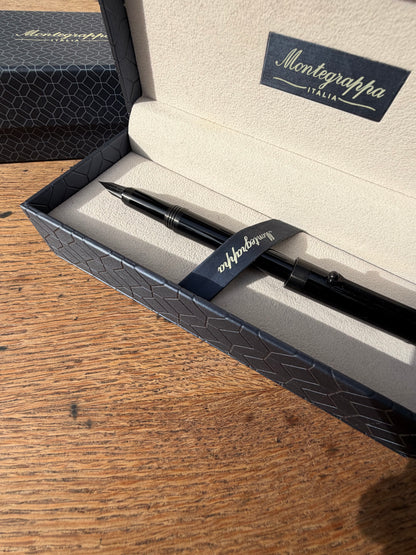 Montegrappa juodas plunksnakotis, patamsinto metalo (gunmetal) akcentai