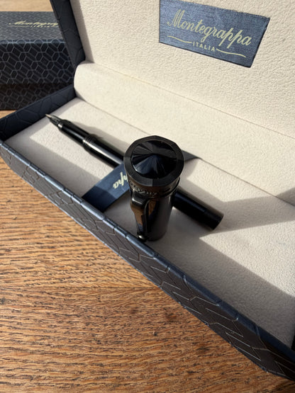 Montegrappa juodas plunksnakotis, patamsinto metalo (gunmetal) akcentai